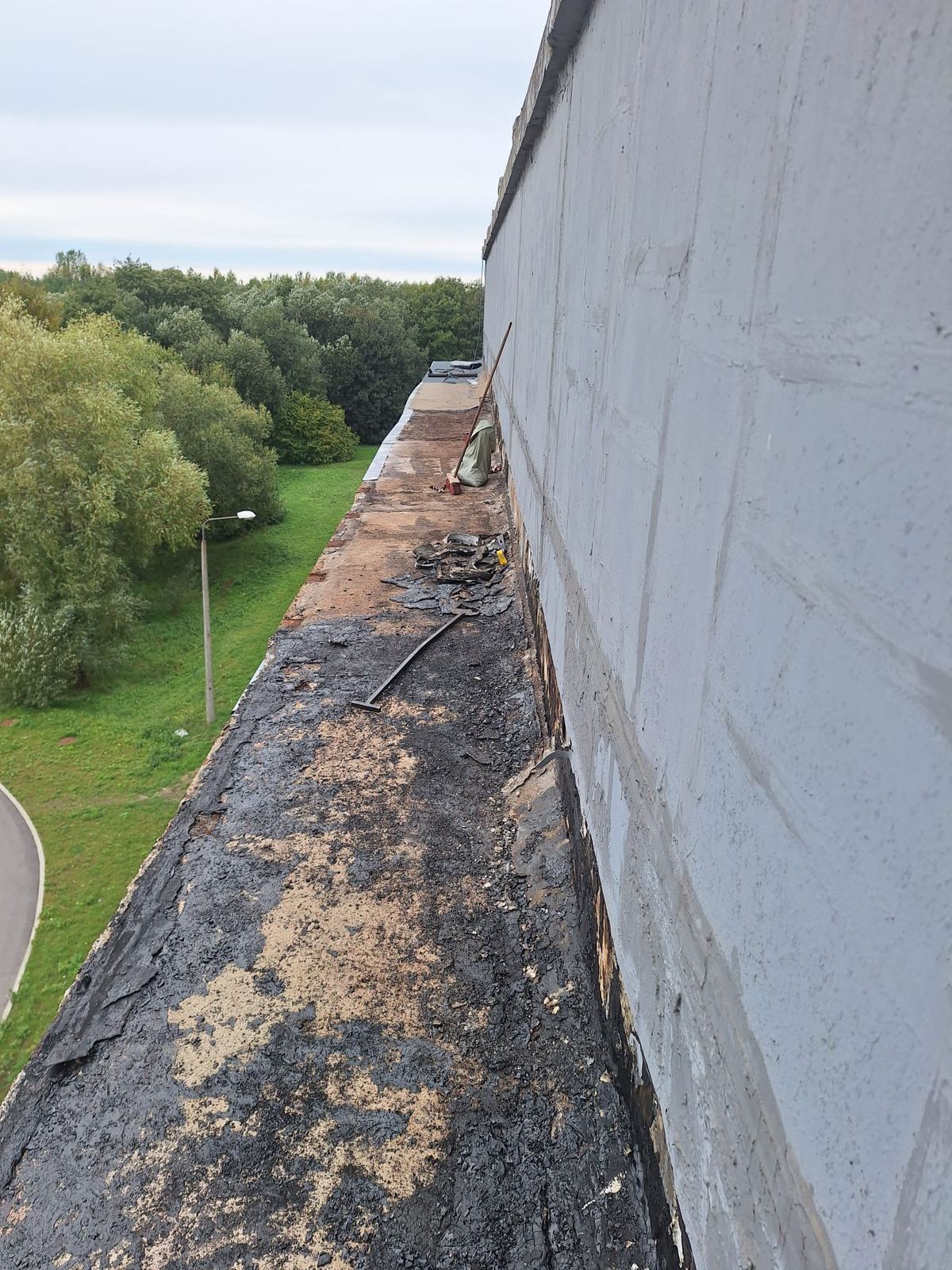 Balkonu jumts ar veco, bojāto ruberoīda segumu