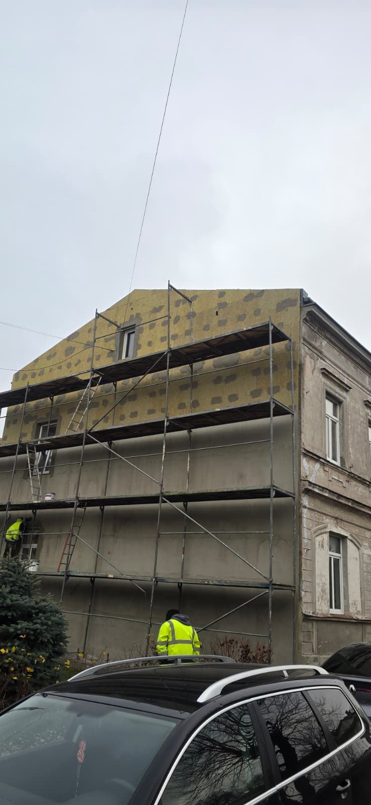 Gala siena ar akmens vates plāksnēm