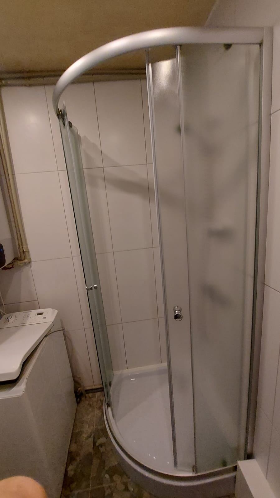Duškabīne ar stikla durvīm pēc montāžas
