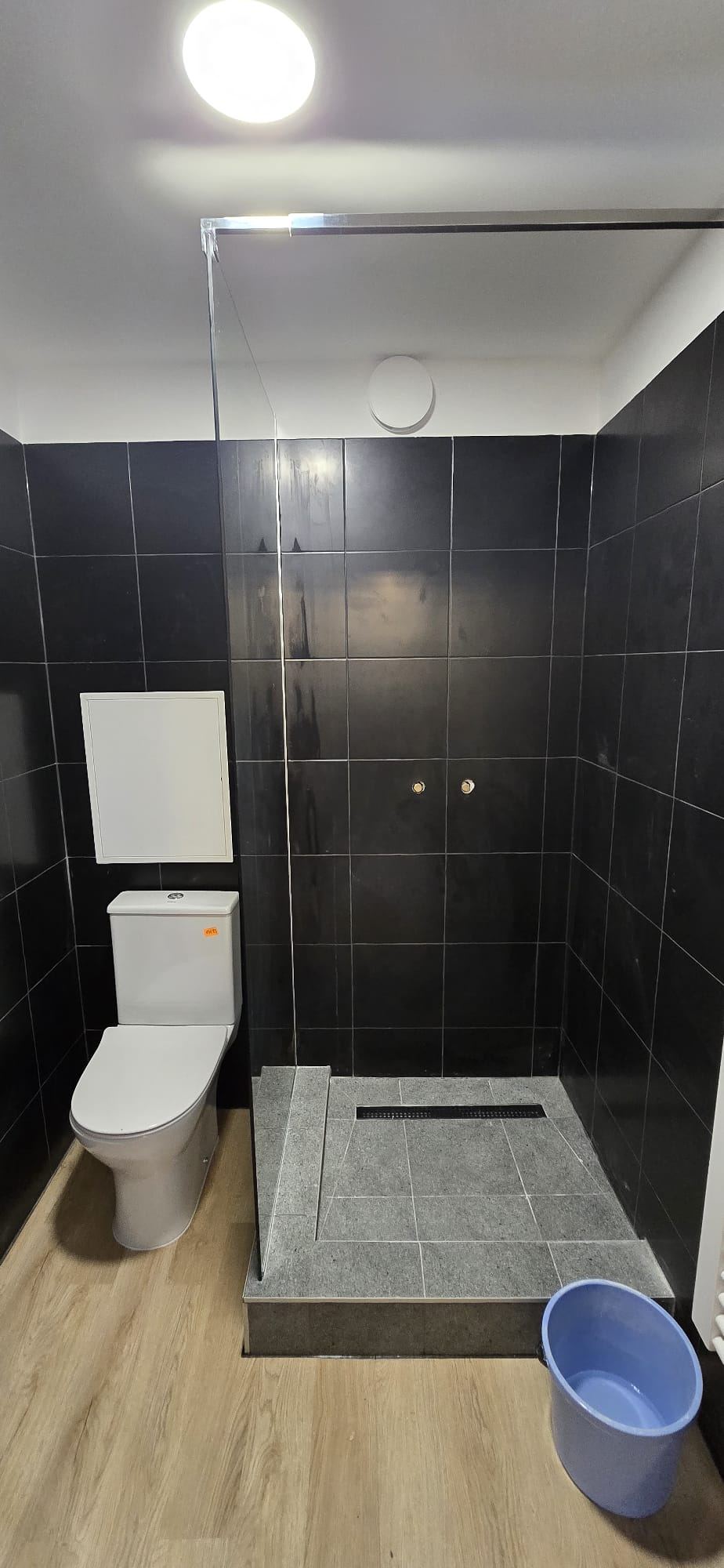 Dušas zona ar kritumu uz trapu
