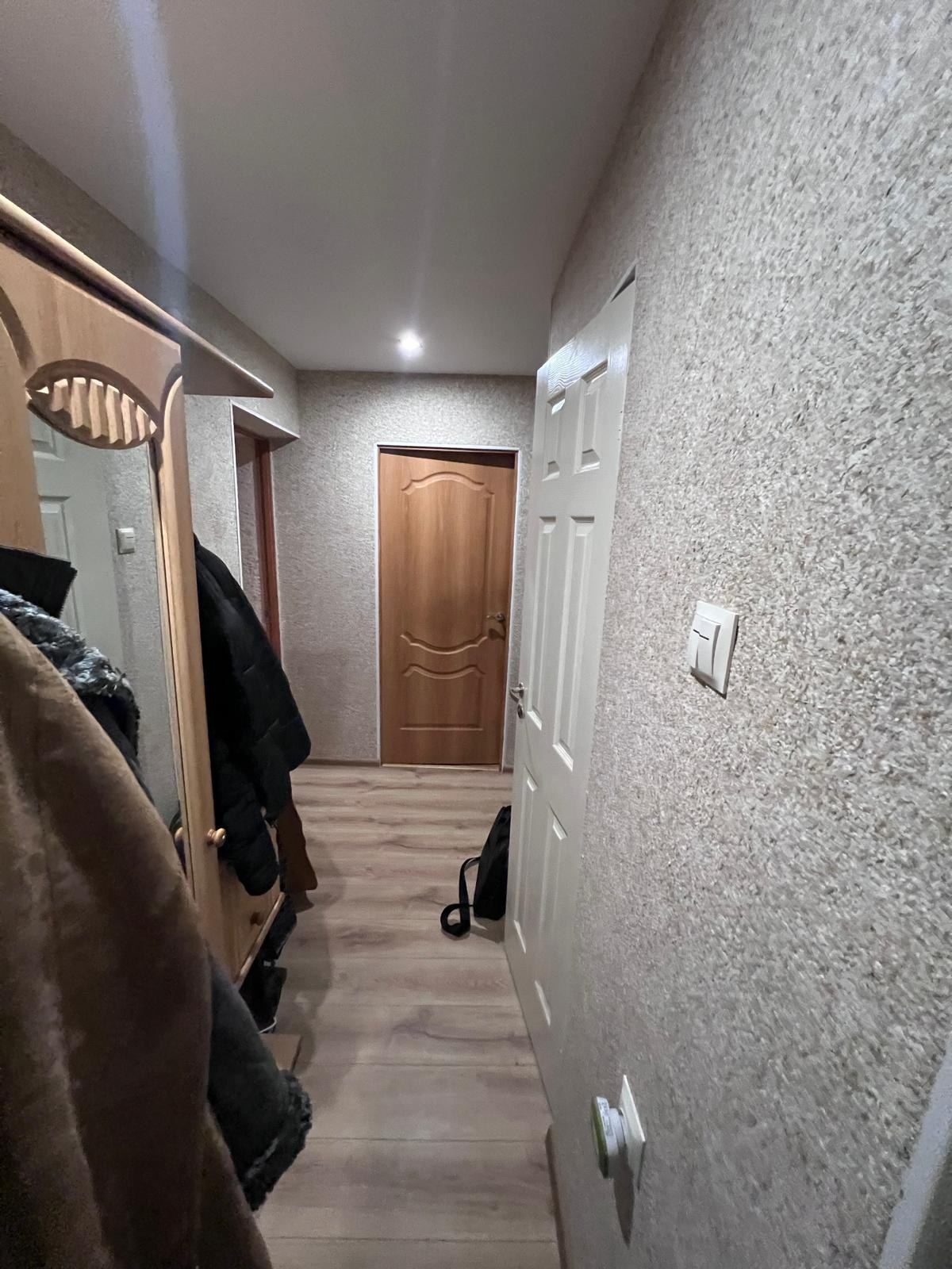 Priekštelpa pēc remonta ar iebūvētiem gaismekļiem