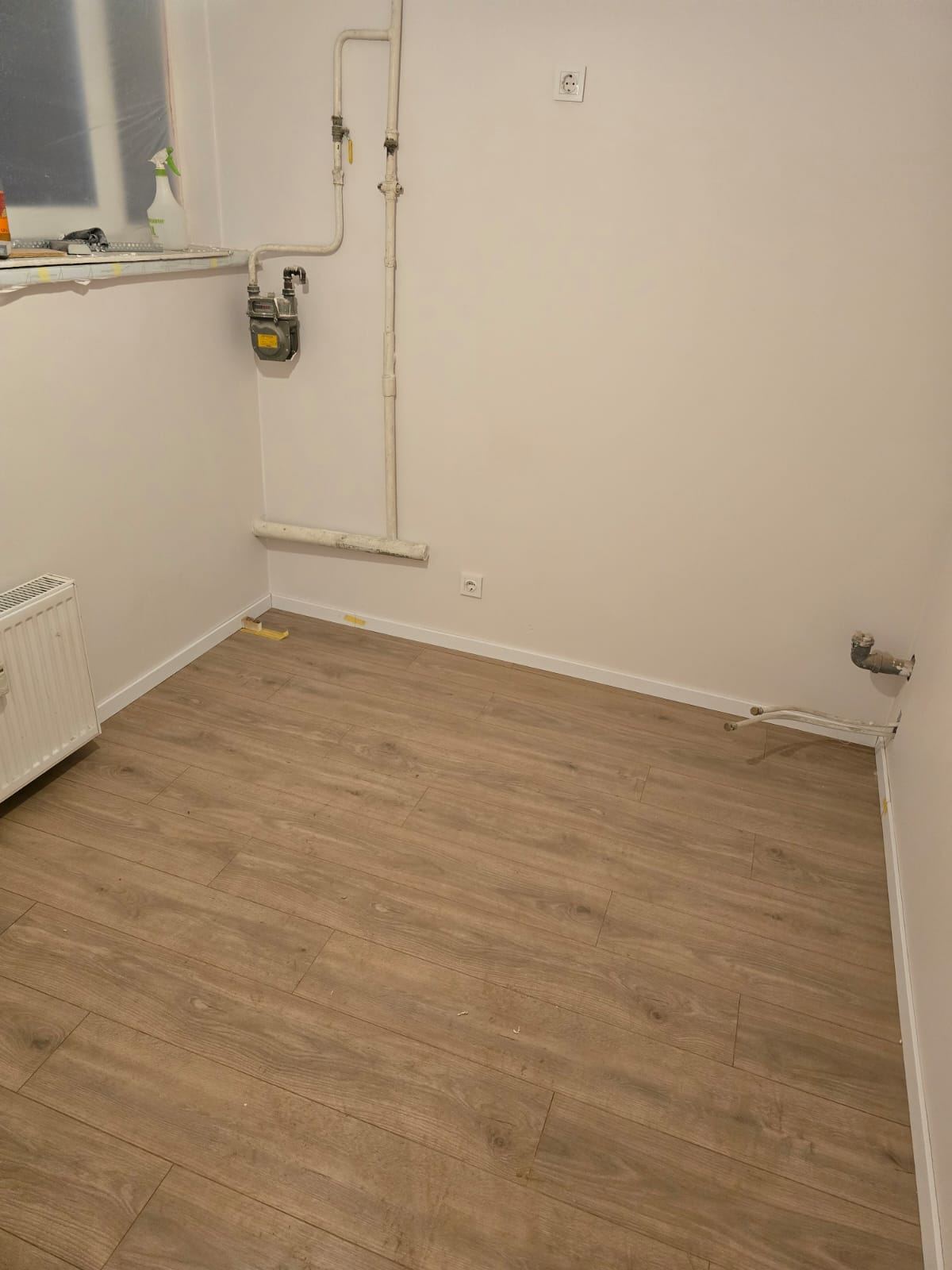 Telpa ar jaunu lamināta grīdu un grīdlīstēm
