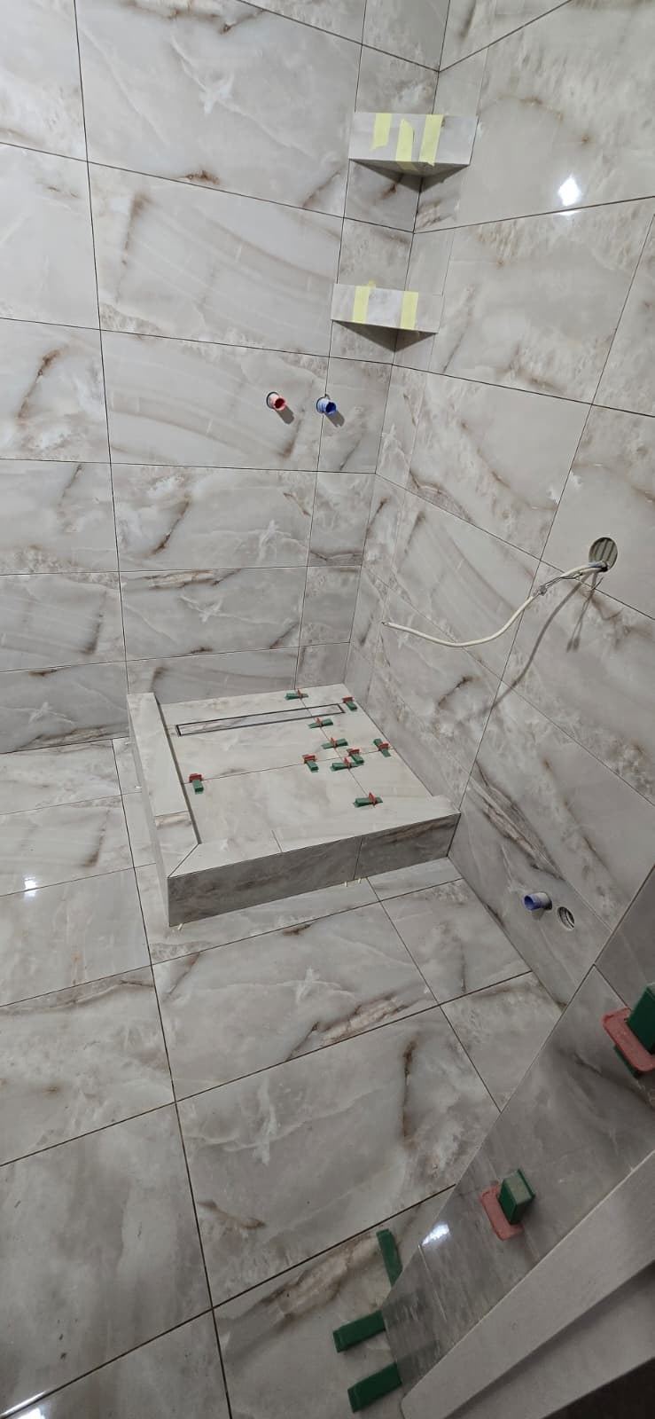 Izbūvēta dušas zona ar trapu