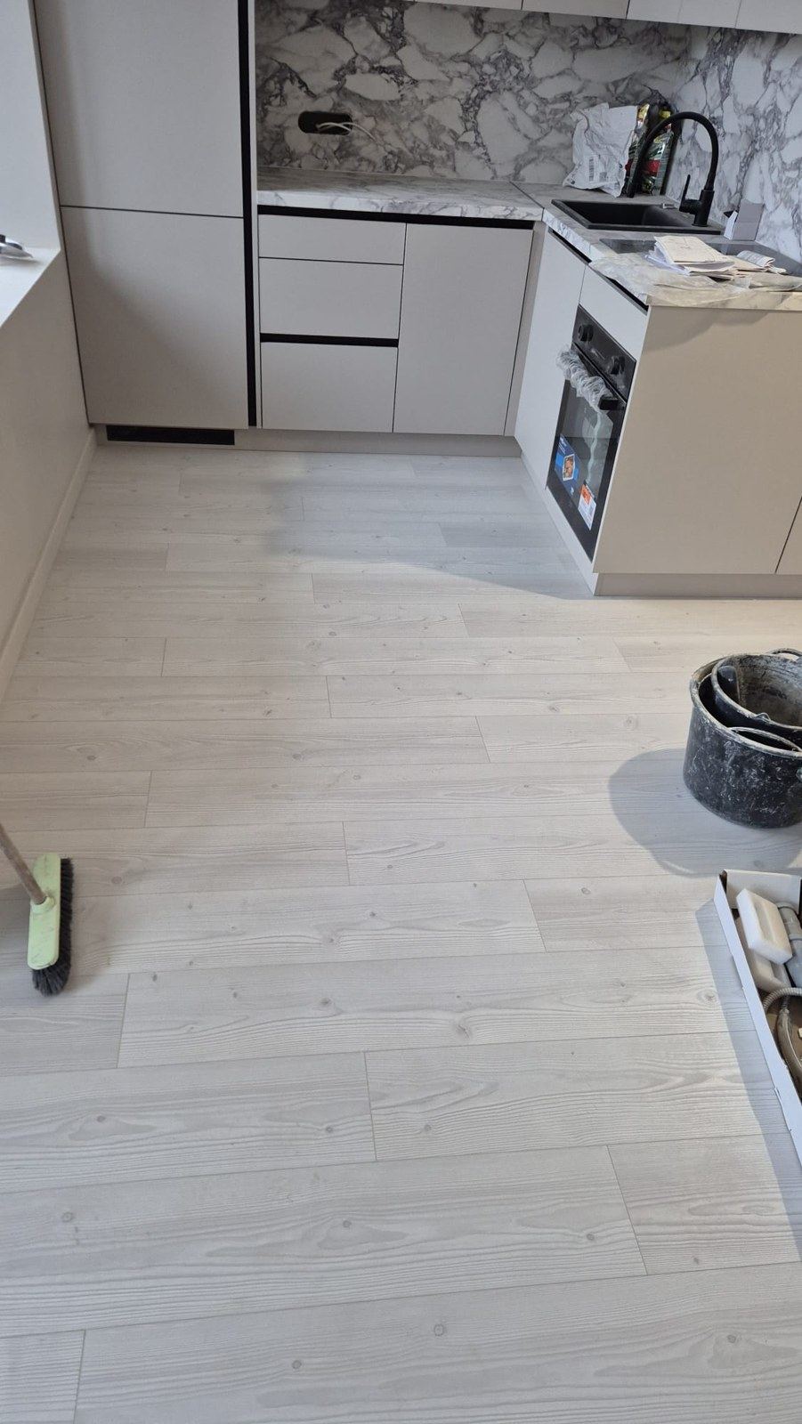 Virtuves zona ar jaunu laminātu