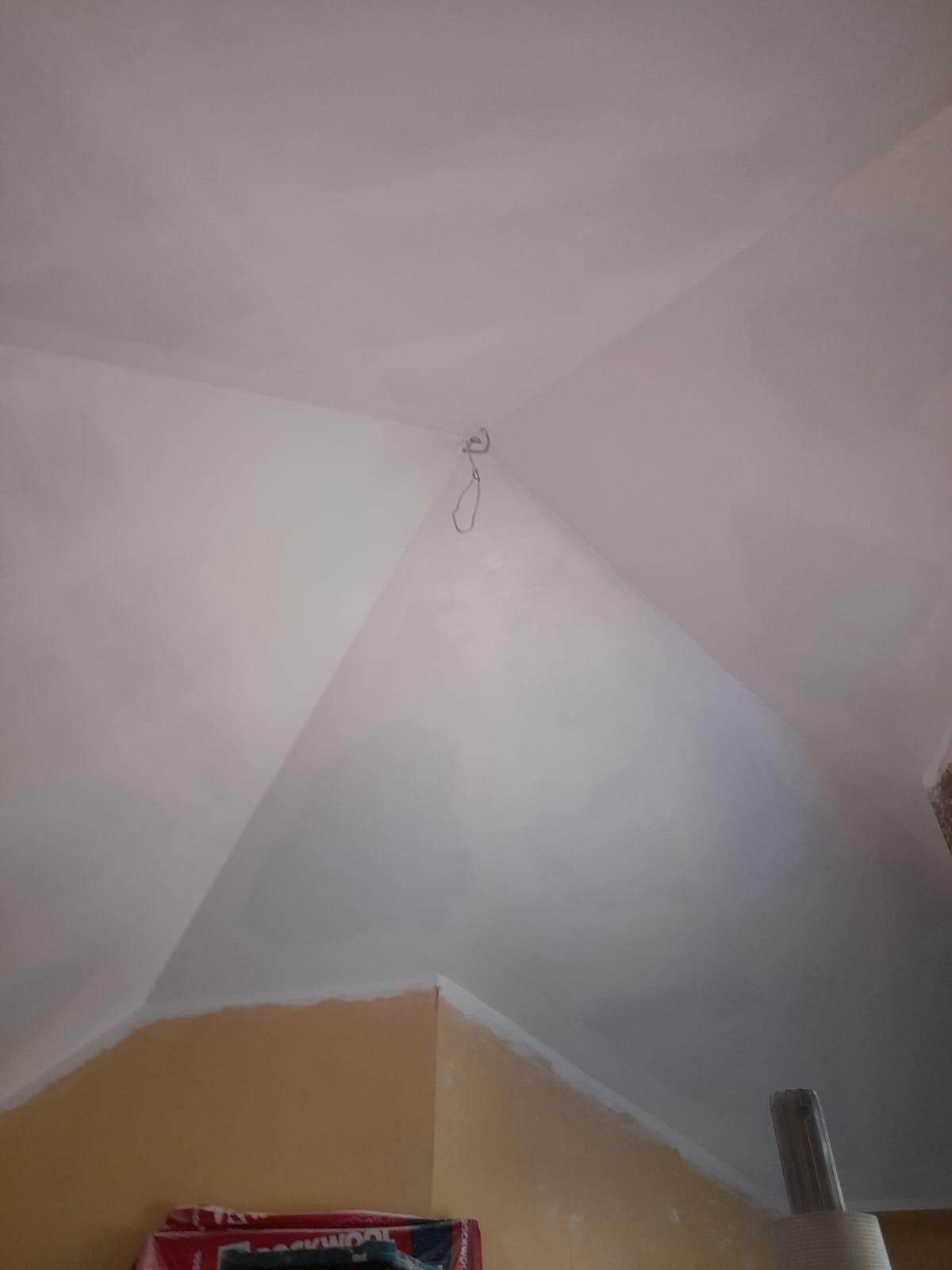 Jaunie balti reģipša griesti zem slīpā jumta