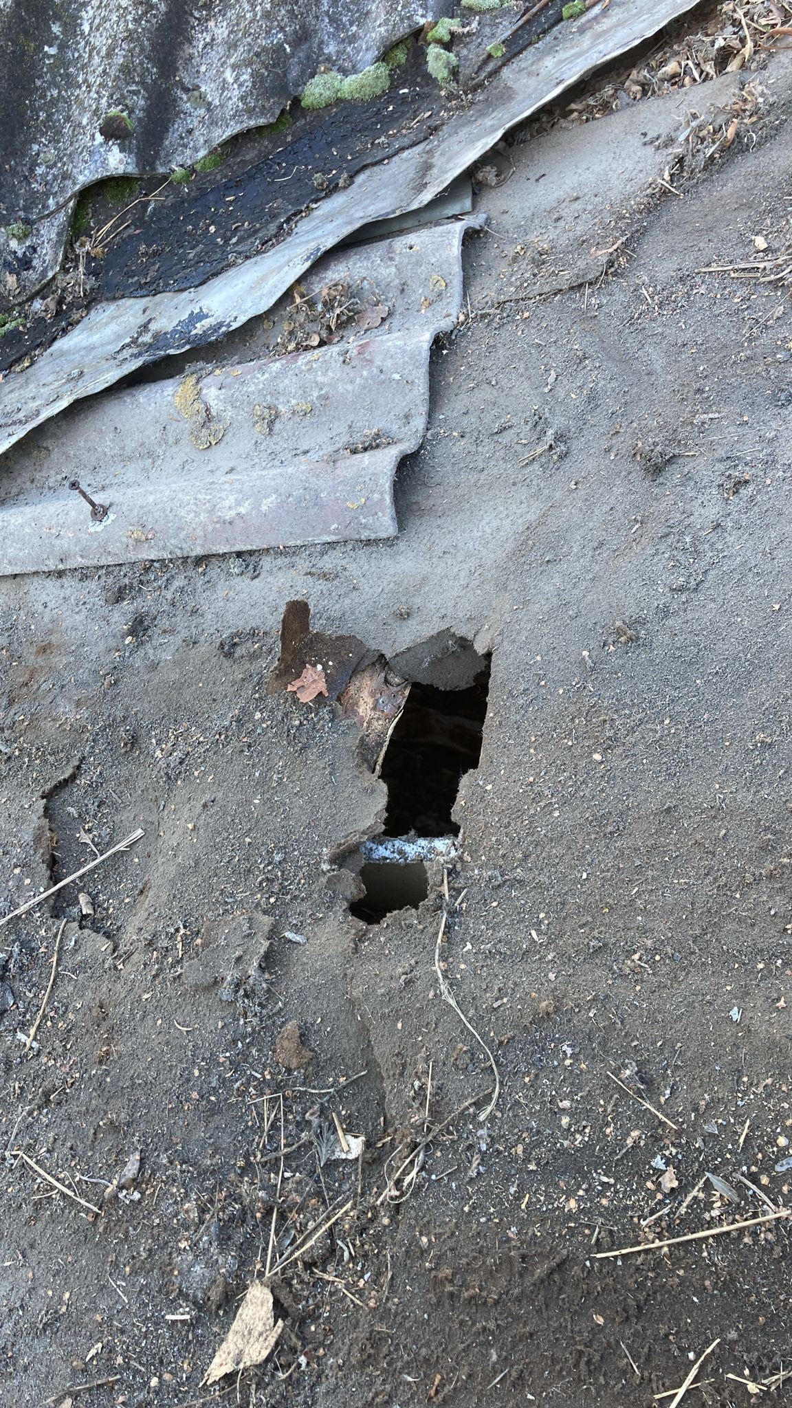 Caurums vecajā jumta segumā