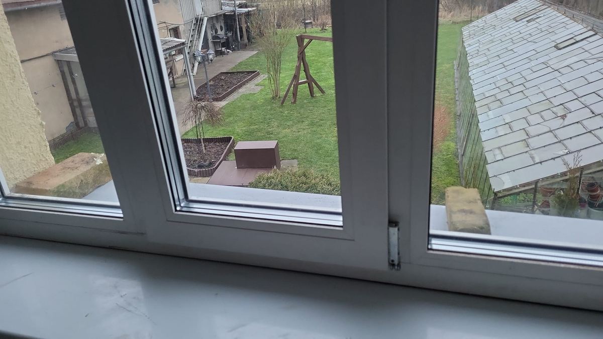 Jauns PVC logs ar palodzi