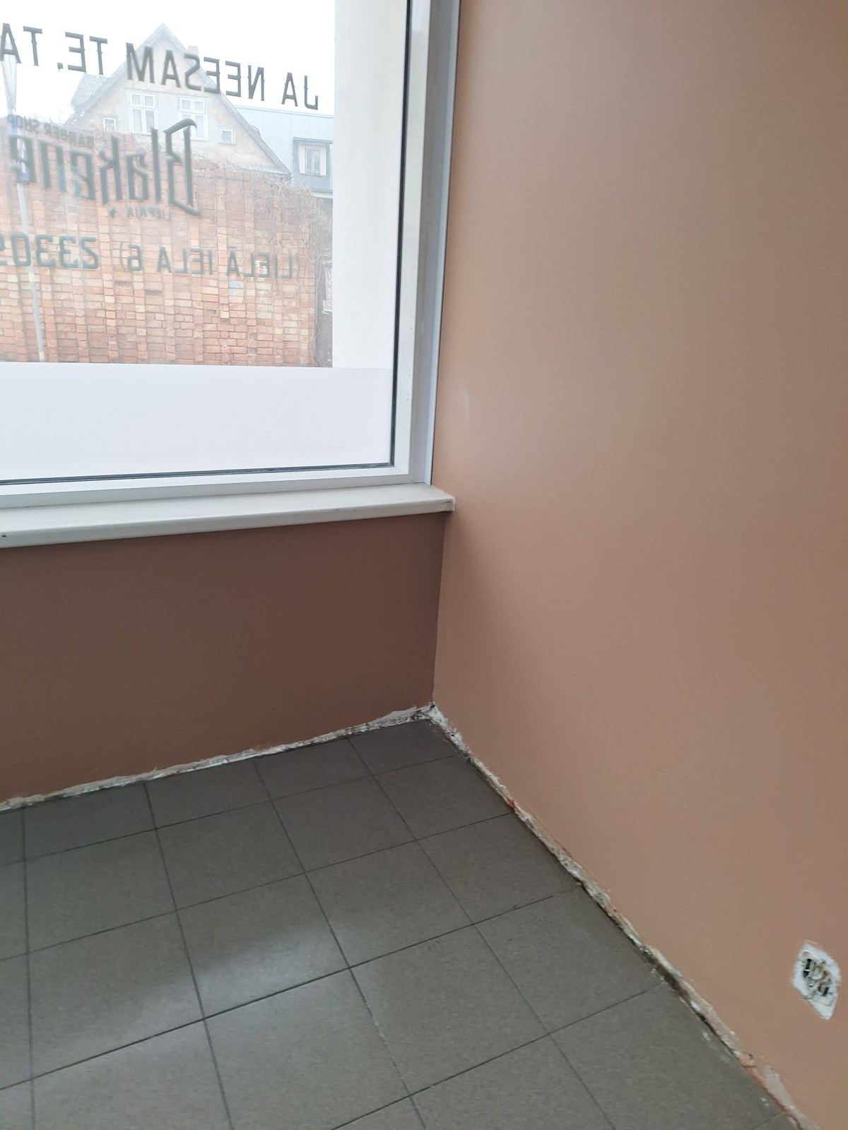 Nokrāsots telpas stūris pie skatloga