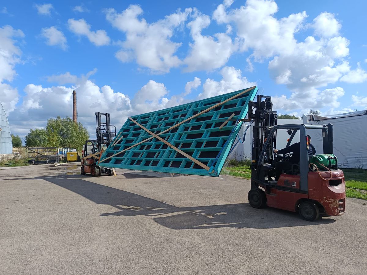 Gatavo paneļu iekraušana transportam