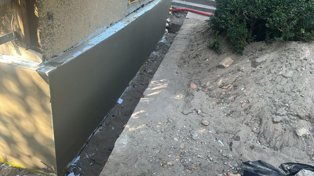 Jaunais cokols un tranšeja pirms aizbēršanas