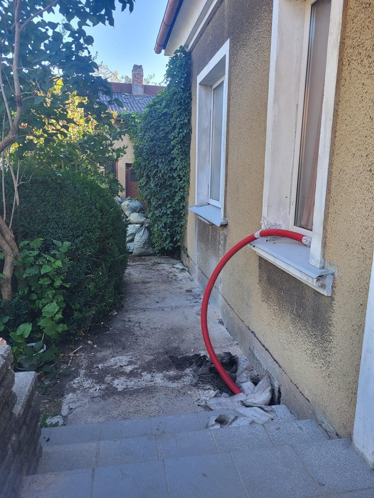 Elektrovadi aizsargcaurulē gar māju