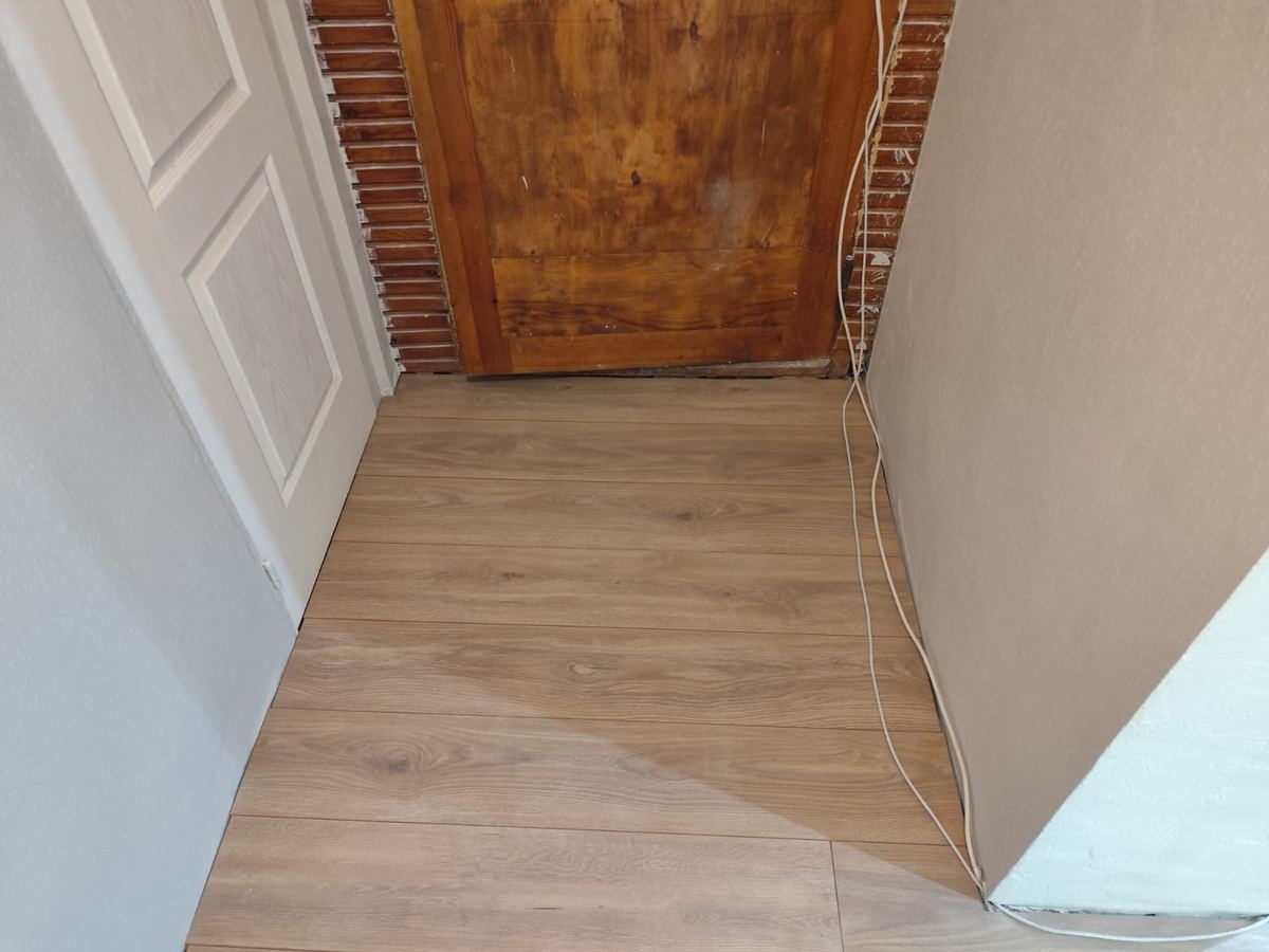 Gaitenis ar jaunu lamināta grīdu