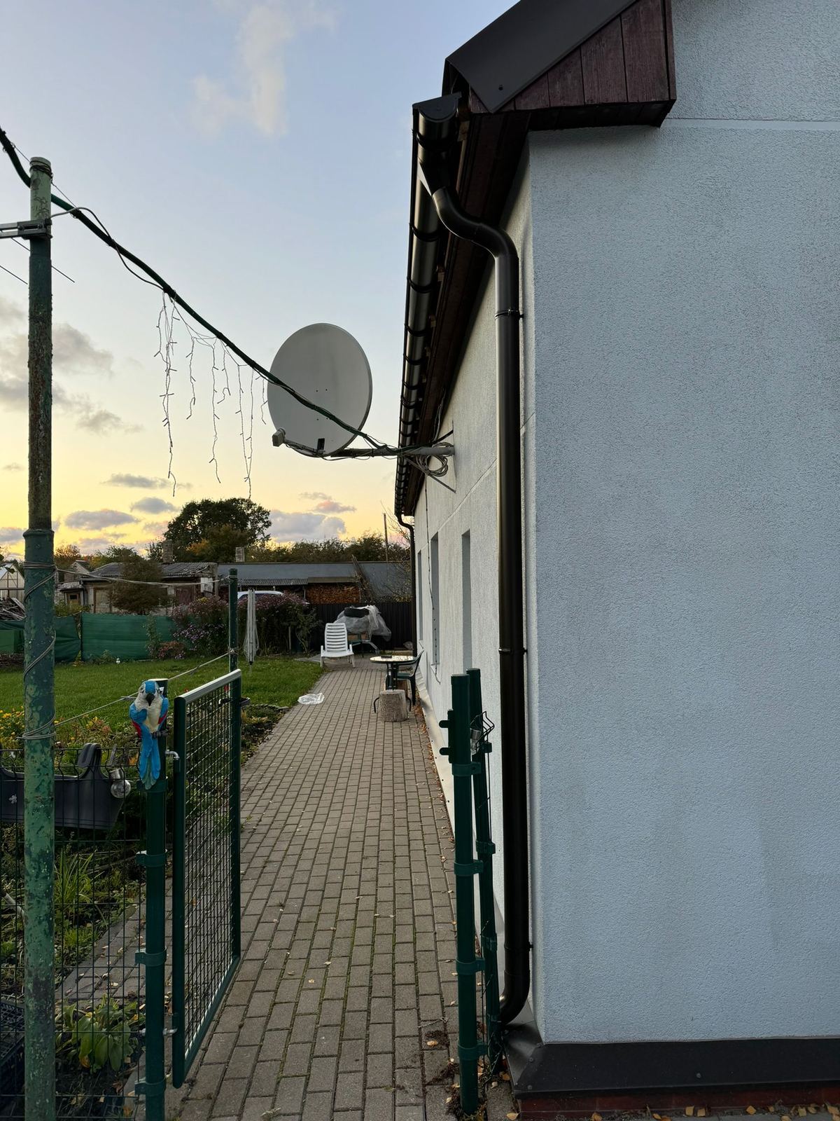 Ēkas gals ar jauno lietus noteksistēmu