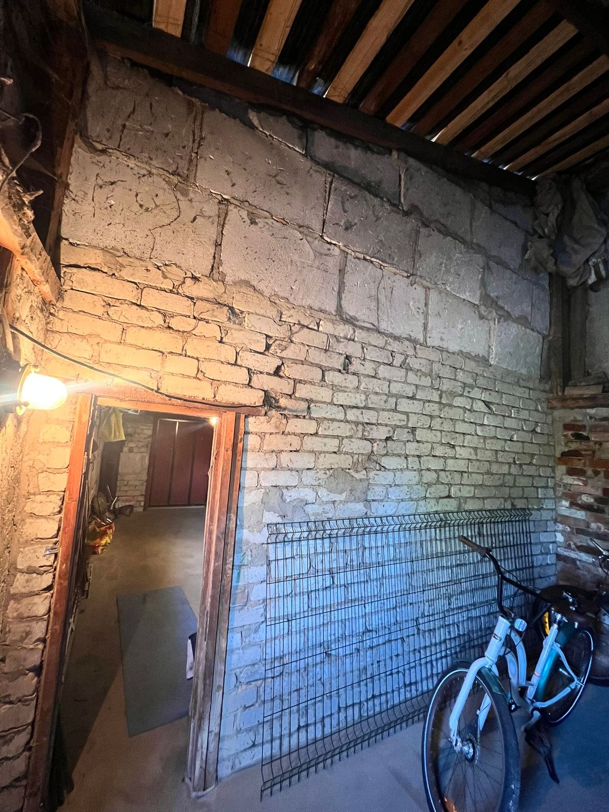 Bojātā mūra siena no iekšpuses