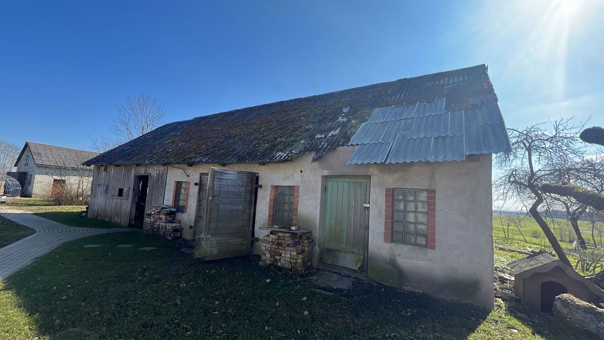 Saimniecības ēka ar veco, bojāto jumtu