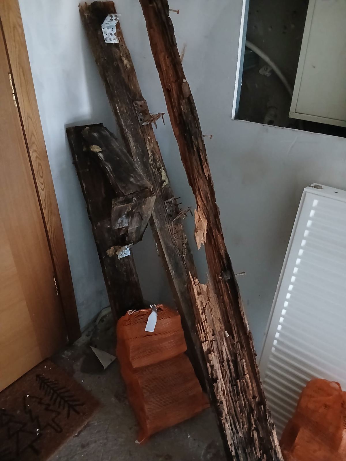Izņemta satrunējusi koka grīdas sija