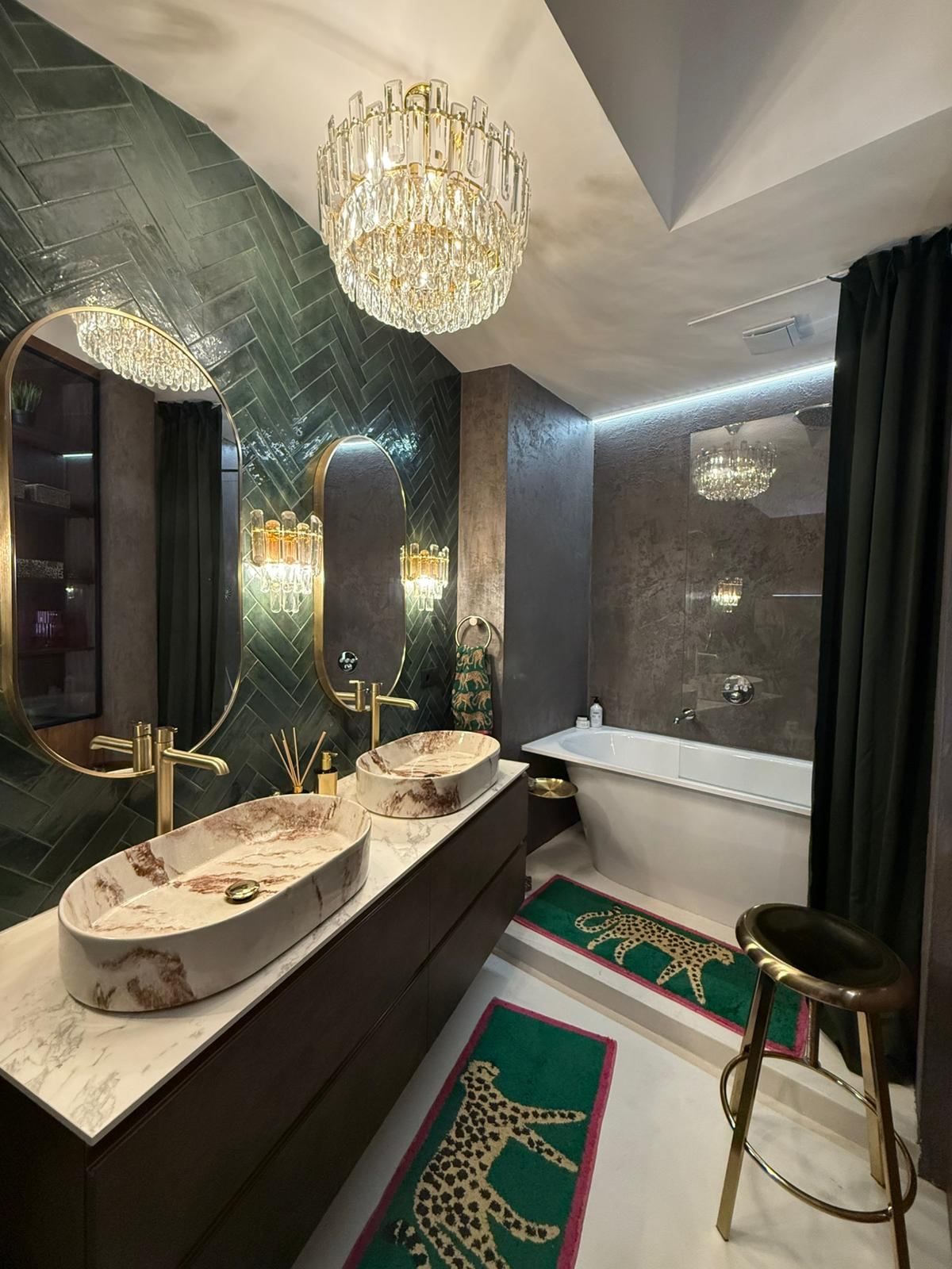 Gatavās vannas istabas kopskats ar lustru un brīvi stāvošu vannu