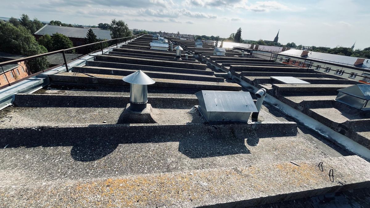 Piecstāvu mājas jumts ar ventilācijas izvadiem