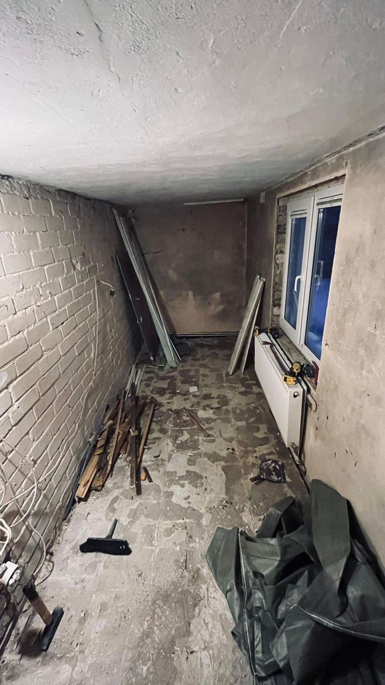 Telpa pēc demontāžas ar atsegtu ķieģeļu sienu