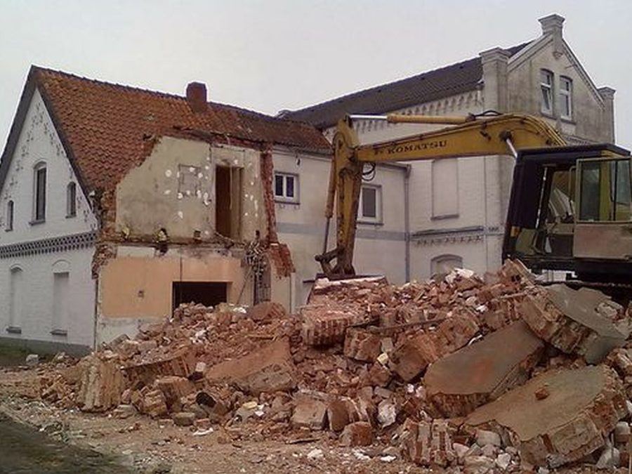 Ēkas demontāža ar ekskavatoru